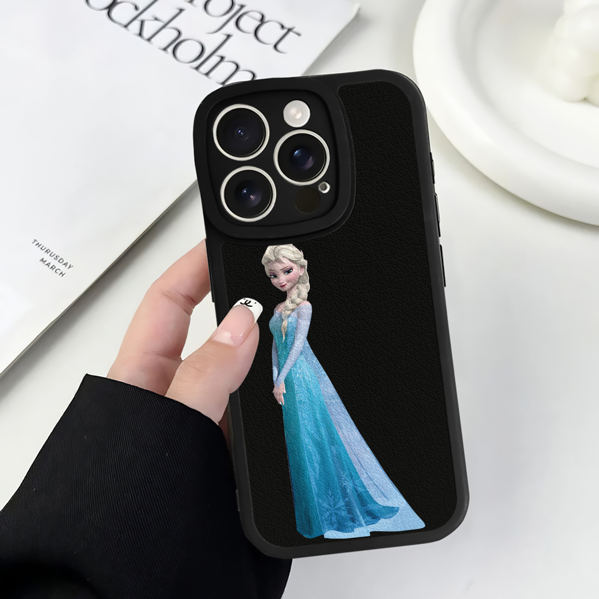 （画像用） アナと雪の女王 アンナ エルサ Frozen Anna Elsa 【iPhone 16シリーズ対応】シリコンスマホケース（レザー調） 材質：シリコン
